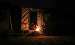 İsrail saldırılarıyla harabeye dönen Gazze'de insanlar elektriksiz yaşam mücadelesi veriyor