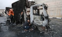 İsrailli yerleşimciler Batı Şeria'da Filistinlilere ait araçları ve tarım arazilerini ateşe verdi