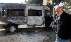 İsrailli yerleşimciler, Batı Şeria'da Filistinlilere ait ev ve araçları ateşe verdi