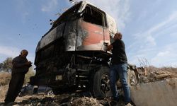 İsrailli yerleşimciler Batı Şeria'nın Kalkilya kentinde Filistinlilere ait aracı yaktı