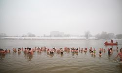 Polonya'nın başkenti Varşova'da soğuk suda yüzme sezonu başladı