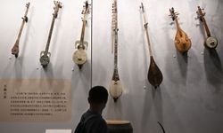 Çin'de İpek Yolu güzergahındaki ülkelerden 143 antik müzik aletini bir araya getiren sergi yoğun ilgi gördü