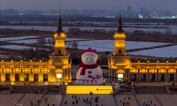 Çin'in Harbin kentinde 19 metrelik dev kardan adam ziyaretçilerden yoğun ilgi görüyor