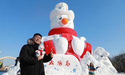 Çin'in Harbin kentinde 23,8 metrelik kardan adam ziyaretçilerini bekliyor