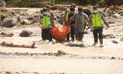 Endonezya'daki sel ve heyelanlarda hayatını kaybedenlerin sayısı 502'ye yükseldi