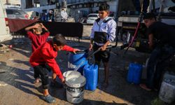 Gazzeli çocuklar, günlük içme suyu ihtiyaçlarını karşılamak için yoğun çaba sarf ediyor