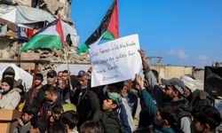 Gazzeliler, zorlu kış şartlarında geçici barınma sağlanması talebiyle protesto düzenledi