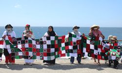 Güney Afrika'nın Cape Town kentinde yüzlerce kişi Filistinlileri desteklemek için insan zinciri oluşturdu