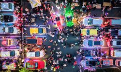 Güney Afrika'nın Johannesburg kentinde Noel için süslenmiş arabalar renkli görüntüler oluşturdu