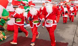Kanada'da düzenlenen 2025 Noel Baba Koşusu renkli görüntülere sahne oldu