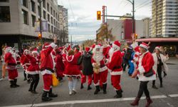 Kanada'da Noel Baba kostümü giyen onlarca kişi sokaklarda renkli görüntüler oluşturdu