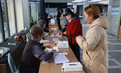 Kırgızistan'da erken milletvekili seçimleri için seçmenler sandık başında