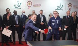 Fransa Cumhurbaşkanı Macron, Çin'in Chengdu kentinde Çinli ve Fransız sporcularla masa tenisi oynadı