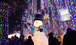 New York'ta evler ve sokaklar Noel ve Yeni Yıl ışıklarıyla süslendi