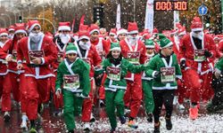 İspanya'nın başkenti Madrid'de yüzlerce kişi Noel Baba kostümleriyle Noel temalı koşuya katıldı
