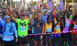 Tunus'un başkenti Tunus'ta düzenlenen maratona binlerce koşucu katıldı