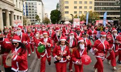 Yunanistan'ın başkenti Atina'da düzenlenen Noel Baba kostümlü koşu renkli görüntüler oluşturdu