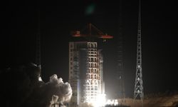 Video: Çin, Uzun Yürüyüş-8A roketiyle uzaya yeni uydu grubu gönderdi