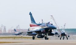 Çin Halk Kurtuluş Ordusu akrobasi takımının J-10 jetleri hava gösterisi için Singapur'a ulaştı