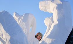 Çin'in Harbin kentinde düzenlenen kardan heykel yarışmasında sanatçıların yoğun mesaisi sürüyor