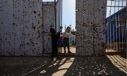 Gazze'de öğrenciler 'Sarı Hat' yakınındaki derme çatma okulda eğitime devam ediyor