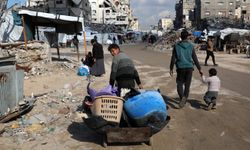 Gazzeliler zorlu koşullar altında günlük yaşantılarını sürdürmeye çalışıyor