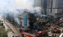 Pakistan'daki alışveriş merkezi yangınında hayatını kaybedenlerin sayısı 21'e yükseldi