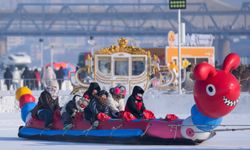 Çin'in Songhua Nehri'nin donmuş yüzeyinde yapılan kar temalı etkinlikler yoğun ilgi gördü