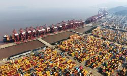 Çin'in Ningbo-Zhoushan Limanı'nın kargo işlem hacmi 2025'te 1,4 milyar tonu aştı