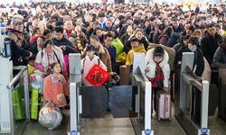 Çin'de Bahar Bayramı öncesi milyonlarca kişi tren istasyonlarını doldurdu