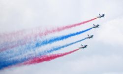 Çin Halk Kurtuluş Ordusu akrobasi takımı 10. Singapur Havacılık Fuarı'nda uçuş gösterisi gerçekleştirdi