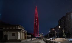 Rusya'nın en yüksek binası Çin Yeni Yılı için kırmızı ışıklarla aydınlatıldı