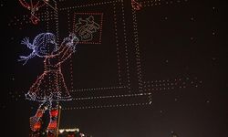 Çin'in Chongqing Belediyesi'nde düzenlenen drone ışık gösterisi izleyenleri büyüledi