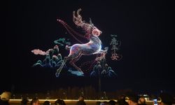 Çin'in Gansu eyaletinde düzenlenen drone ışık gösterisi izleyenleri büyüledi