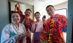 Çin'in Heilongjiang eyaletinde 2026'nın ilk fuar temalı treni renkli görüntülere sahne oldu