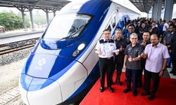 Çinli şirketin Malezya'daki demiryolu projesinde kullanılacak ilk trenler tanıtıldı