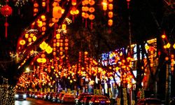 Çin'in başkenti Beijing'de Bahar Bayramı için asılan fenerler kentte ışık saçıyor