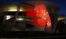 Doha'daki Katar Ulusal Müzesi Çin Yeni Yılı kutlamaları kapsamında kırmızıyla aydınlatıldı