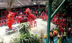 Endonezya'da Çin Yeni Yılı kutlamaları kapsamında aslan dansı gösterisi düzenlendi