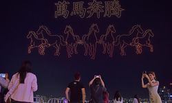 Hong Kong'da Çin Yeni Yılı dolayısıyla ışıklı drone gösterisi düzenlendi
