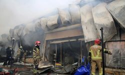 İran'ın başkenti Tahran'daki bir çarşıda yangın çıktı