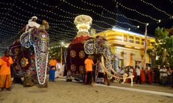 Sri Lanka'da düzenlenen Navam Maha Perahera Festivali renkli görüntülere sahne oldu