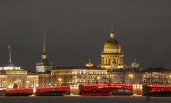 Rusya'nın Saray Köprüsü Çin Yeni Yılı için kırmızı ışıklarla aydınlatıldı