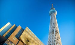 634 metrelik Tokyo Skytree kulesindeki asansörde 5 saat boyunca mahsur kalan 20 kişi kurtarıldı