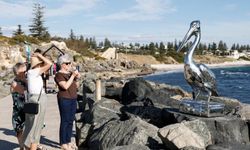 Avustralya'daki Cottesloe Plajı'nda düzenlenen heykel sergisi ziyaretçilerin ilgisini topladı