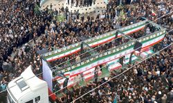İran'da ilkokulu hedef alan ABD-İsrail saldırısında hayatını kaybedenler için cenaze töreni düzenlendi