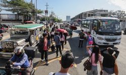 Filipinler'de akaryakıt krizi nedeniyle kapanan benzin istasyonlarının bir kısmı yeniden açıldı