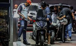 Filipinler'de akaryakıt zammı öncesi benzin istasyonlarında kuyruklar oluştu