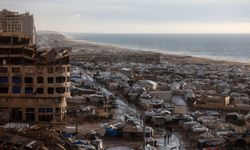 Gazze Şeridi'nde etkili olan şiddetli yağış nedeniyle yüzlerce çadır sular altında kaldı