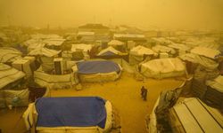 Gazze'nin batısında etkili olan kum fırtınası Filistin kampını toz bulutuyla kapladı